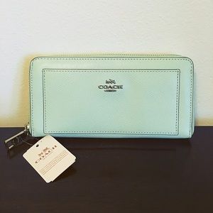 🌟 NWT ! Coach Seaglass Accordion Zip Wallet
