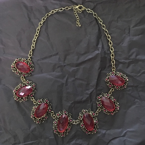 NWOT Statement necklace