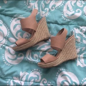 Breckelle's Nude Wedges