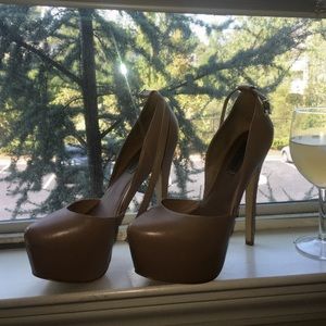 Steve Madden size 7.5. Platform heel ,Color nude.