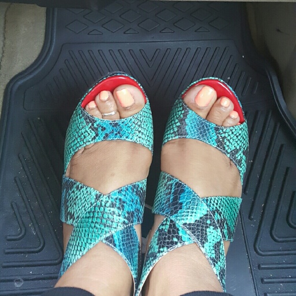 Faux snake print teal heel - Picture 2 of 2