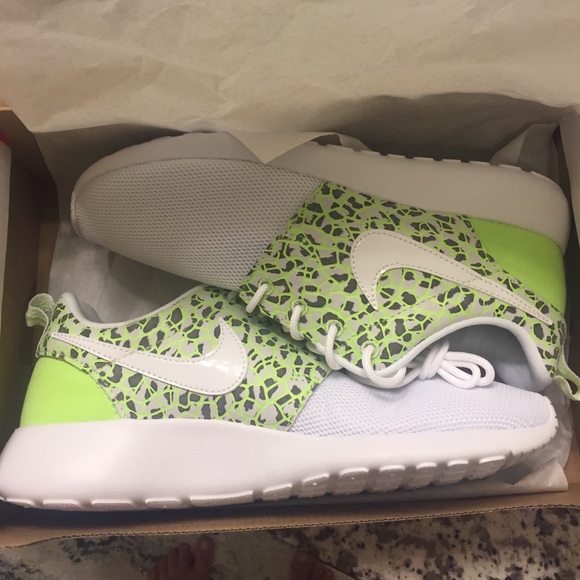 NEVER WORN Sz 6 Nike Roshe white/ghost green