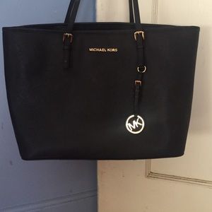 A Michael kors black purse