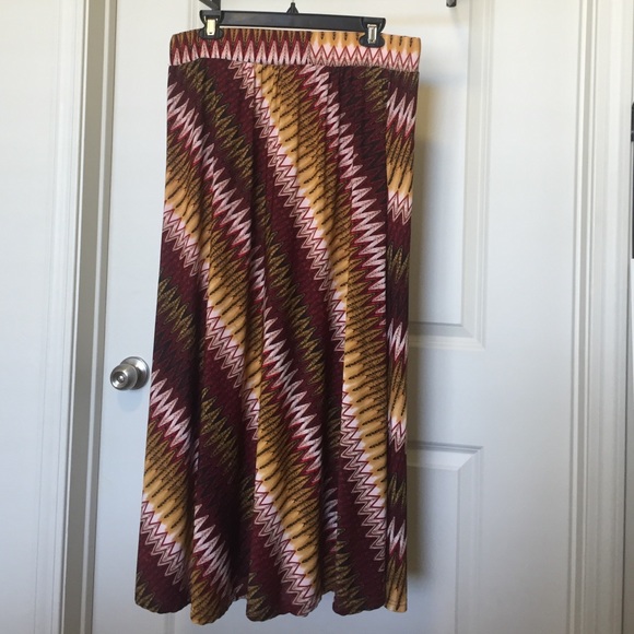 MetroWear Geometric Print Maxi Skirt
