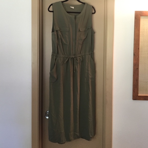 Above ankle dark green dress since at waist