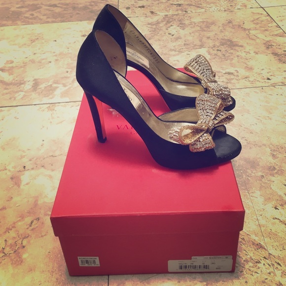 📣Host Pick!⚜️RARE Valentino Satin&Swarovski Heels - Picture 1 of 4