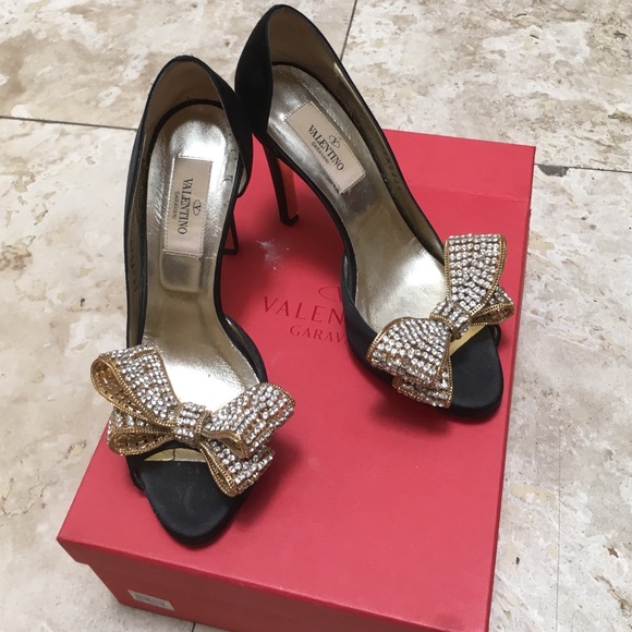 📣Host Pick!⚜️RARE Valentino Satin&Swarovski Heels - Picture 2 of 4