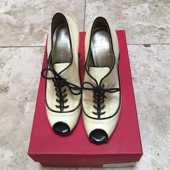 💰SOLD💰 Valentino Peep Toe Bootie Vintage Look - Picture 2 of 4