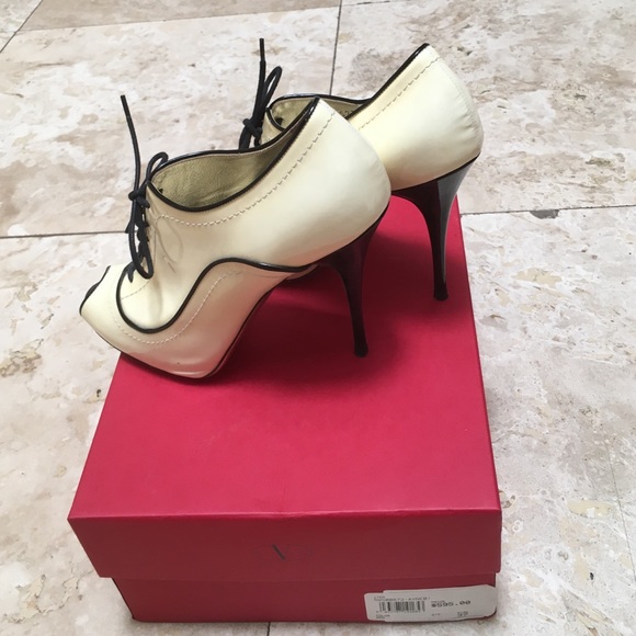 💰SOLD💰 Valentino Peep Toe Bootie Vintage Look - Picture 3 of 4