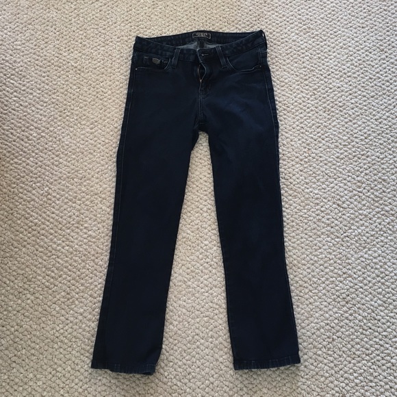GUESS dark wash capri jeans