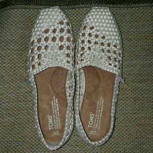 TOMS Satin Embroidered design