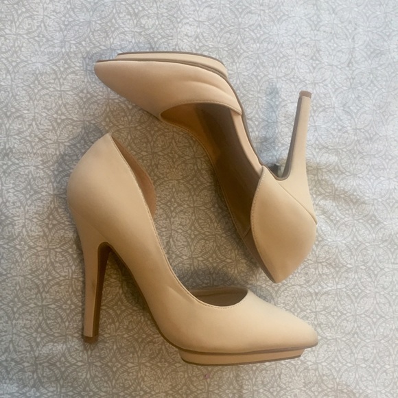 Nude pumps