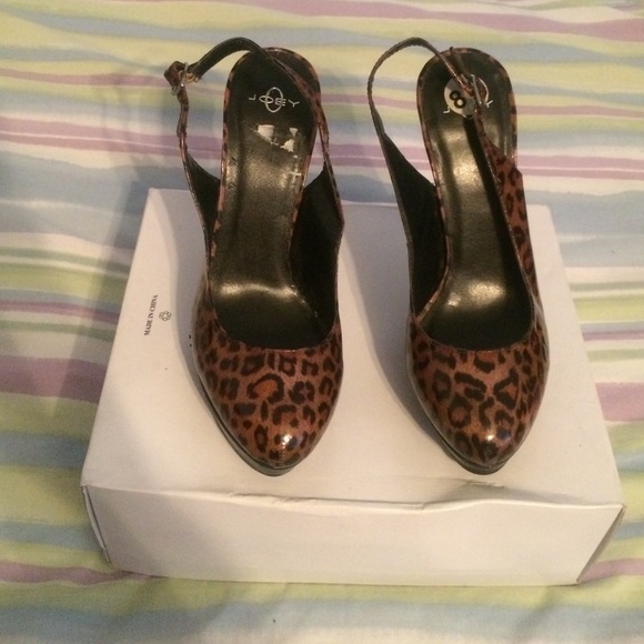 Leopard print sling back heels