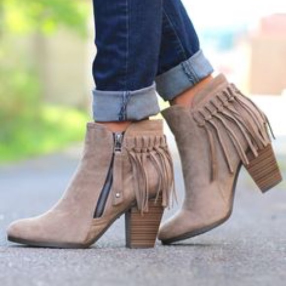 ❤️5.5 ONLY❤️ Fall Fringe Booties in 3 COLORS - Picture 2 of 4
