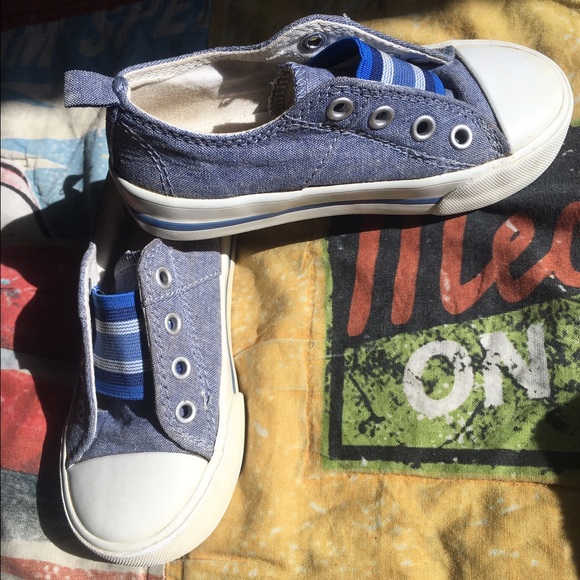 ❌SOLD LOCALLY ❌Old Navy blue boy toddler shoes - Picture 2 of 3
