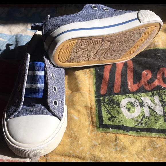 ❌SOLD LOCALLY ❌Old Navy blue boy toddler shoes - Picture 3 of 3