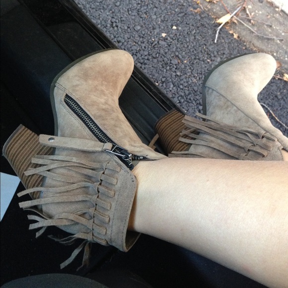 ❤️5.5 BLACK❤️ Fringe Zip Fall Fringe Booties - Picture 4 of 4