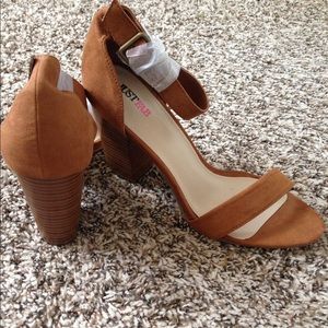 NEVER WORN CHUNKY HEEL 3in