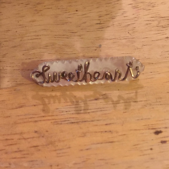 Sweetheart 9k mop wire brooch - Picture 2 of 3