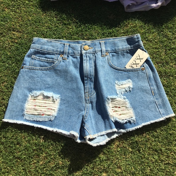 Ripped jean shorts with small floral design - Picture 1 of 3