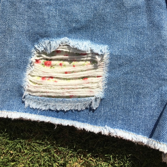 Ripped jean shorts with small floral design - Picture 3 of 3