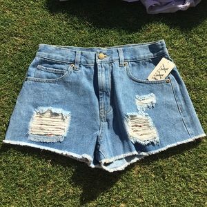 Ripped jean shorts with small floral design