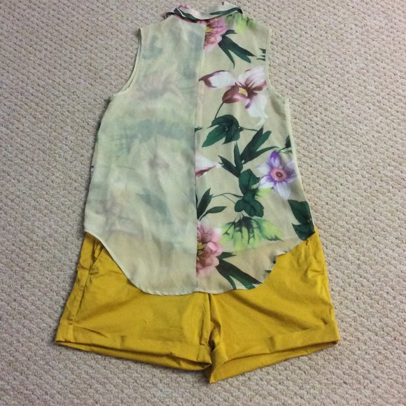 Sleeveless floral top - Picture 2 of 2
