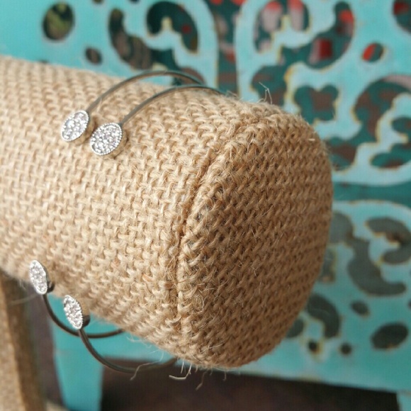 Rhodium and CZ paved skiny bracelet - Picture 2 of 2