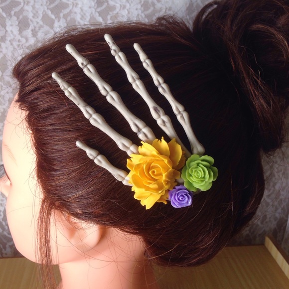 FREE w/purchase!Skeleton Hand Hair Clip with Roses - Picture 2 of 3