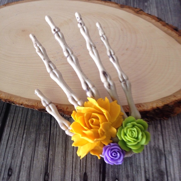FREE w/purchase!Skeleton Hand Hair Clip with Roses - Picture 3 of 3