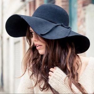 Black Brandy Melville floppy hat
