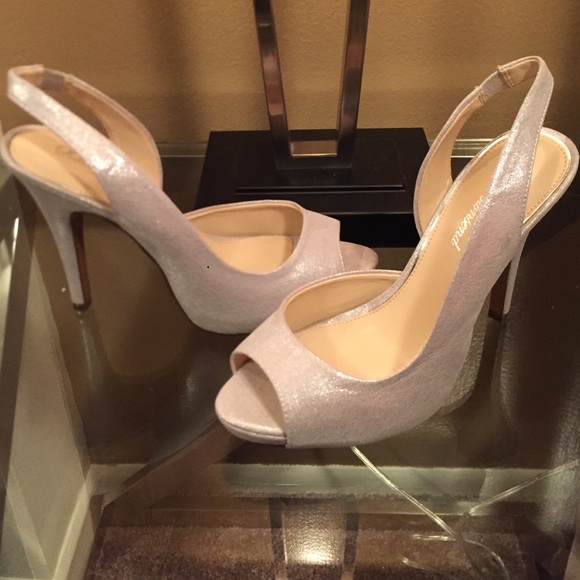 . Silver heels - Picture 2 of 4