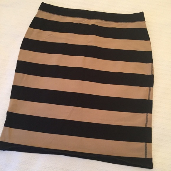 Pencil skirt old navy Shop Women's Old Navy Black Tan size M Pencil at a discounted price at Poshmark. Description: Thick stretchy material. About knee length. In good condition.. Sold by alissonrios1. Fast delivery, full service customer support.