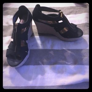 Black wedges
