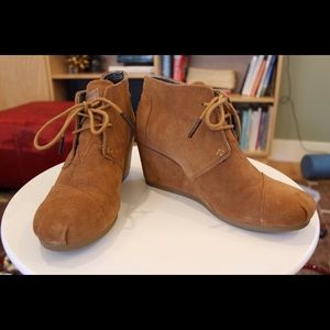 Toms Desert Wedge in Chestnut Suede