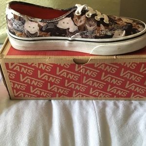 Authentic ASPCA cat vans comes with box