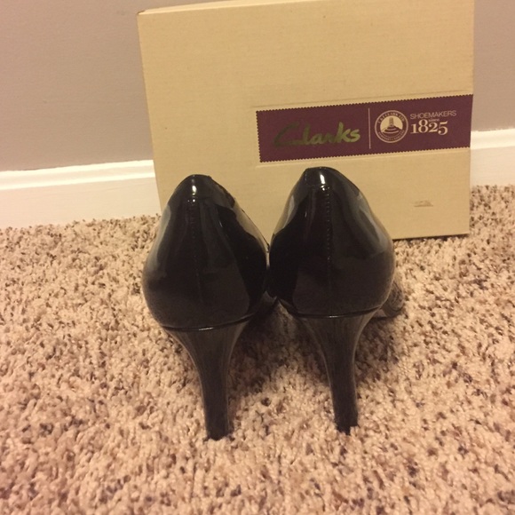 Clarks 7.5👠 - Picture 2 of 3