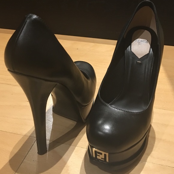 Fendi
Fendista Logo-Toe Platform Pump - Picture 2 of 4