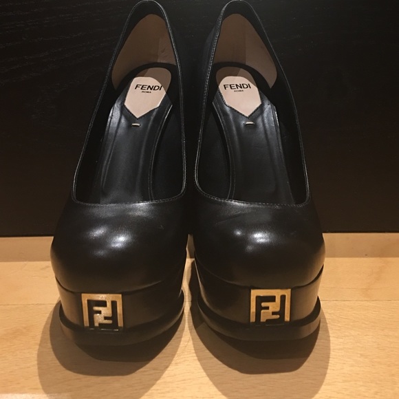 Fendi
Fendista Logo-Toe Platform Pump - Picture 4 of 4