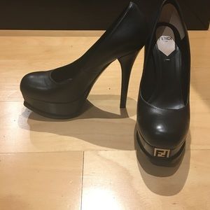 Fendi
Fendista Logo-Toe Platform Pump