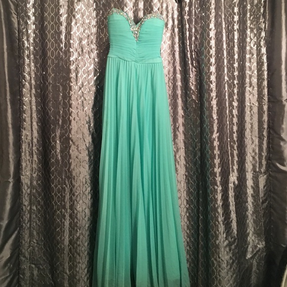 Real Dress size small wanting $60 OBO. - Picture 1 of 3