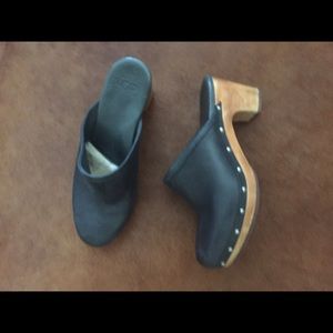 Uggs black clogs