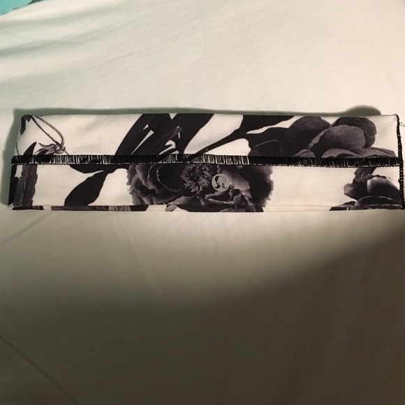 Lululemom black and white printed flower headband
