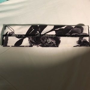 Lululemom black and white printed flower headband