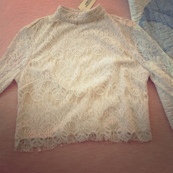 Forever 21 Tops - Long sleeve lace crop top