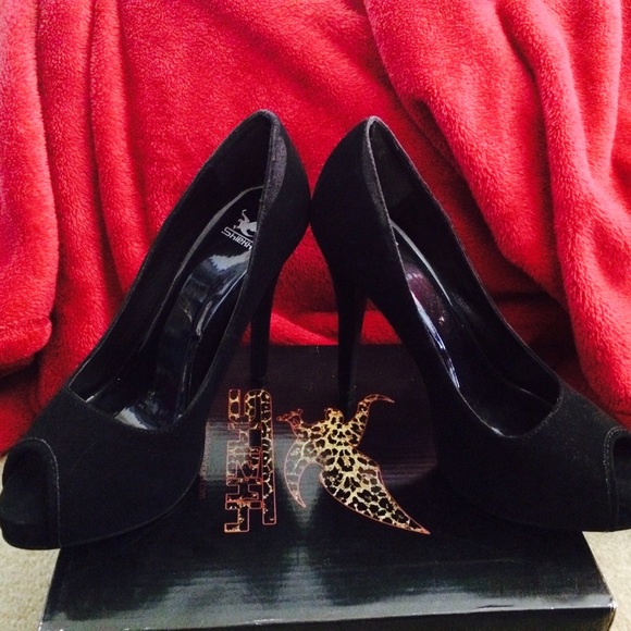 Black peep toe pumps