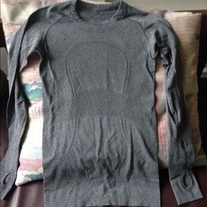 Lululemon long sleeve swiftly tech size 4 in gray