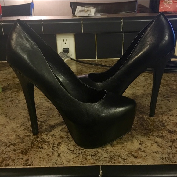 Black platform pumps