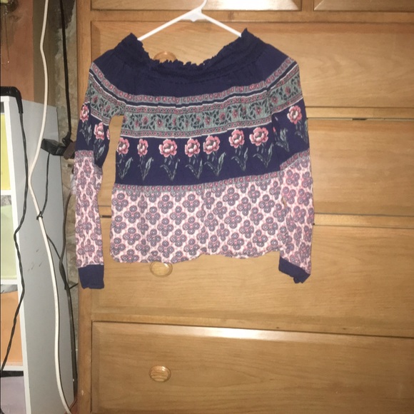 Off shoulder shirt