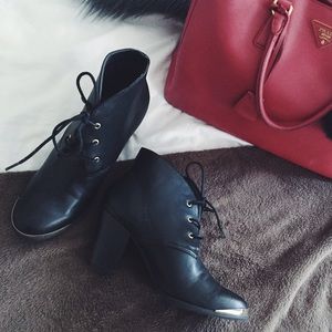 gold tip black urban outfitters boots.